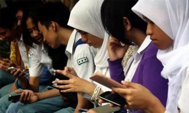Mengintai Masa Depan: Memahami Bahaya Nyata Gadget bagi Remaja